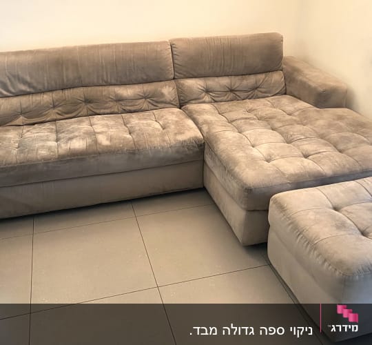 ספה מרופדת עם כתמים על הריפוד